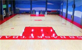 室内篮球馆木地板氛围营造奔放红色系