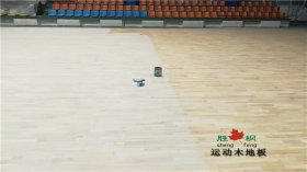 篮球馆木地板翻新上漆